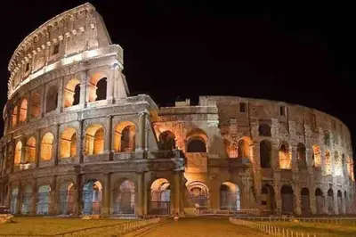 a night view of the colosseum at night at La Casa di Marco Polo in Rome