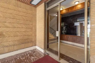 an entrance to a building with a revolving door at La Dimora del Vagamondo - ingresso in comune in Rome