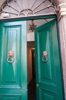 a green door with a star on top of it at Torretta Flat in Rome
