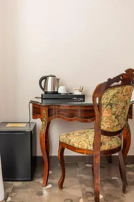 a wooden desk with a chair and a tea kettle at Stevenson Rooms in Rome