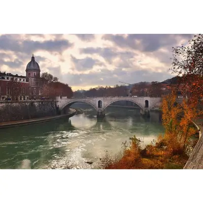 a bridge over a river in a city at Loft stupendo nel cuore di Trastevere AcasadiCri in Rome