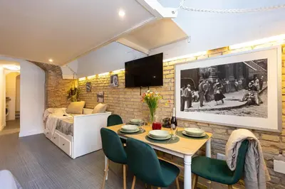 a room with a dining table and a bedroom at Casa Vinia in Rome