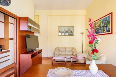 a living room with a couch and a television at Casa Angelina con 3 camere da letto in Rome