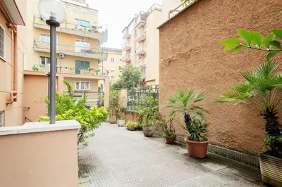 a street with plants on the side of a building at Casa Angelina con 3 camere da letto in Rome