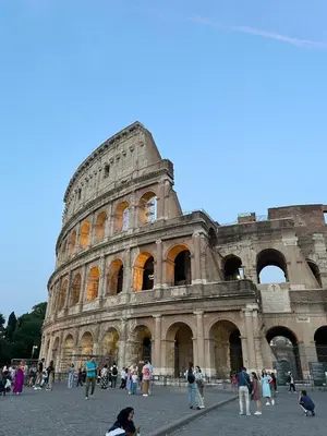a group of people standing in front of the coliseum at Colosseo 500 m Quiete in città A Casa di Beatrice in Rome