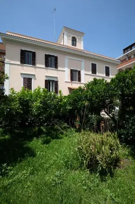 a building with a lot of bushes in front of it at Domus Cordara - Splendido appartamento nel verde in Rome