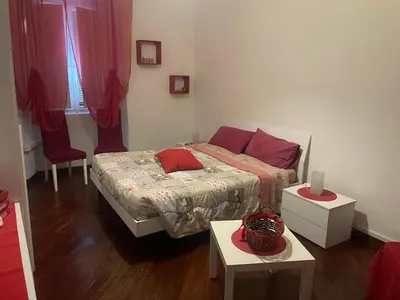a small bedroom with a bed and a table at DaMa Domus in Rome