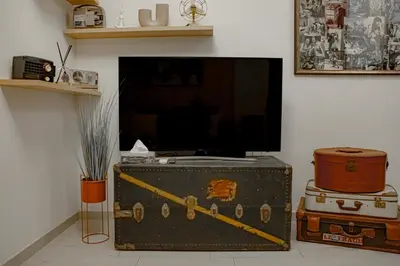 a room with a tv and a trunk with a tv at Vintage House in Rome