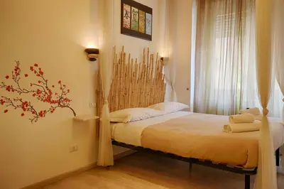 a bedroom with a bed and a window at Jet Lag Guesthouse in Rome