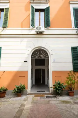 an entrance to a building with an arch and plants at CircusMaximus n.3 in Rome