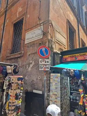 a street sign in front of a building at Suite della Vite 27 in Rome