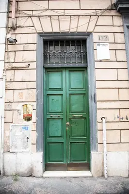 a green door on the side of a building at Casa vacanza Colosseo 2 in Rome