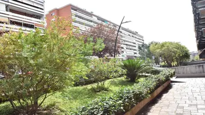 a garden in front of a building with plants at A due passi da Trastevere in Rome