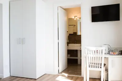 a white room with a desk and a white chair at Suite Deal in Rome