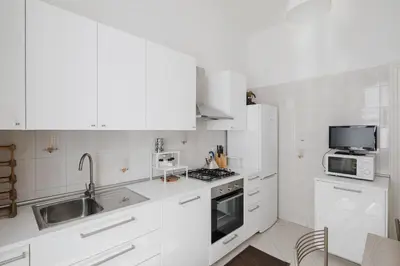 a white kitchen with a sink and a microwave at Luminoso vicino Piazzale Flaminio e Roma centro in Rome