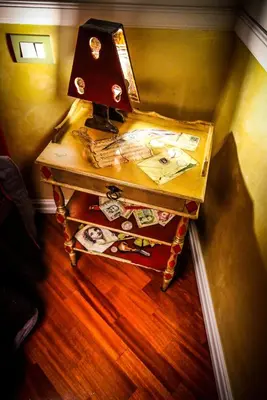 a table in a corner with a lamp on it at Aldebaran in Rome