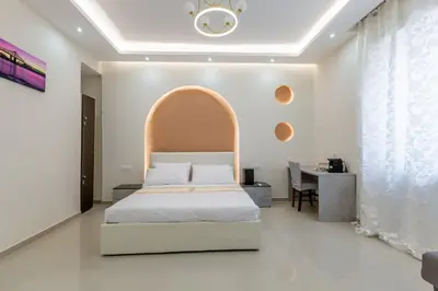 a bedroom with a bed with an arch above it at Hyper Lodge Termini GuestHouse in Rome
