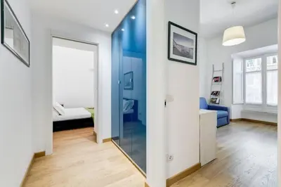 a hallway with a mirror and a bed in a room at Incantevole appartamento in pieno centro a Roma in Rome