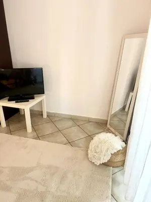 a room with a television and a table with a rug at Voluptas house Trastevere Testaccio in Rome