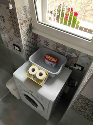 a small bathroom with a toilet and a window at 3 FERMATE DAL COLOSSEO - Casa Vacanze Elena - 50 m da METRO GARBATELLA in Rome