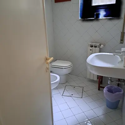 a bathroom with a toilet and a sink at HOUSE UP TO THE HILL - stanza con soggiorno a Monteverde vecchio in Rome