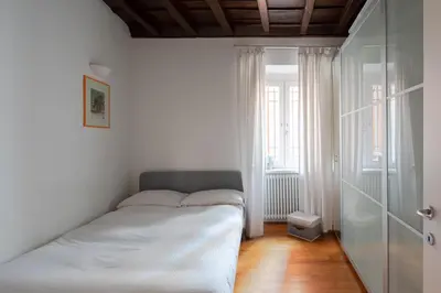 a bedroom with a bed in a room with a window at Elegante rifugio in centro storico Roma tra Piazza del Popolo e Piazza di Spagna in Rome
