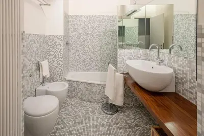 a bathroom with a toilet and a sink and a tub at Elegante rifugio in centro storico Roma tra Piazza del Popolo e Piazza di Spagna in Rome
