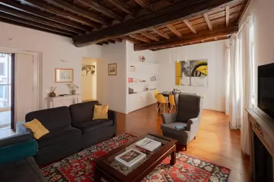 a living room with a couch and a table at Elegante rifugio in centro storico Roma tra Piazza del Popolo e Piazza di Spagna in Rome