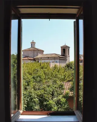 an open window with a view of a building at Relais La Fornarina 2 in Rome