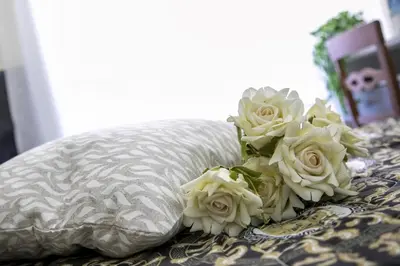 a bouquet of white roses sitting on a bed at NINFA in Rome