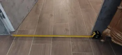a yellow tape measure on a wooden floor at Afnakafna Home in Rome