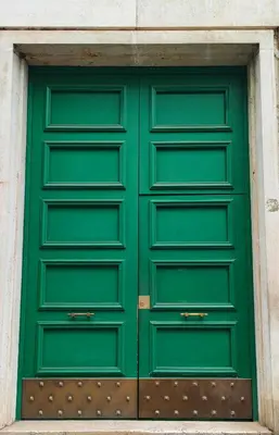 a green door on the side of a building at STUDIO4 ROMA in Rome