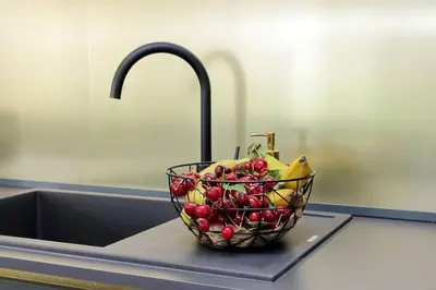 a basket of fruit sitting on a counter next to a sink at YCH TRILOCALE FINEMENTE ARREDATO VICINO ALLA METRO in Rome