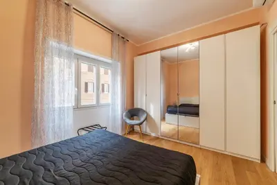a bedroom with a bed and a mirror at GuestHost - Roma Trastevere Vibes Apartment in Rome