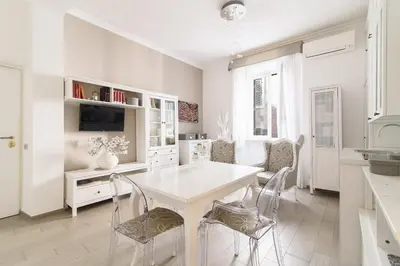 a kitchen with a white table and chairs at Le Suite dei Mercanti in Rome