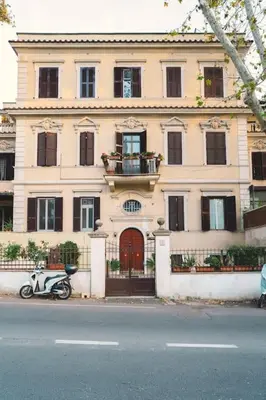 a house with a scooter parked in front of it at Vaticano/Trastevere Floreal Suite in Rome