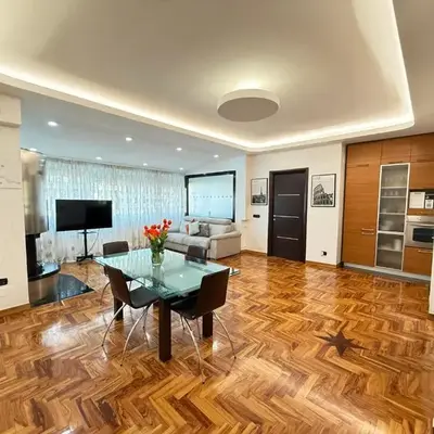 LUXURY AV