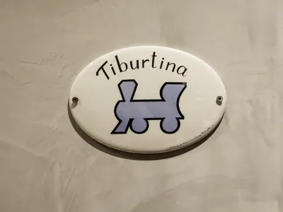 a white sign with the word tuthling on it at Affittacamere Tiburstation 2 in Rome