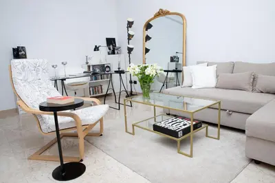 a living room with a couch and a table at Mia Ginger, Stazione Trastevere vicinanze in Rome