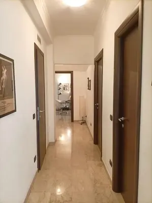 a hallway with two doors and a hallway with a hallwayngthngthngthngthngth at Mia Ginger, Stazione Trastevere vicinanze in Rome