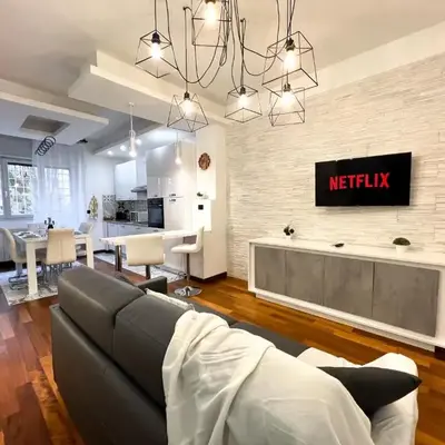 UNIQUE House - 3 Bedrooms & 2 Bathrooms with 4 Beds - 100 meters to the Metro A