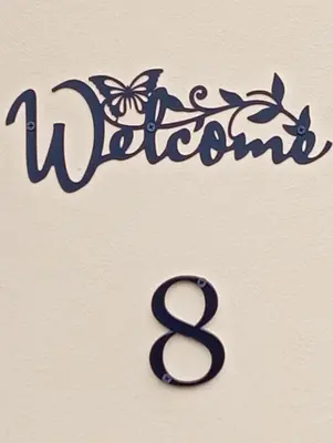 a sign with the number eight and the word welcome at A casa di Elly 2 in Rome