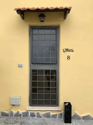 a window on the side of a yellow building at A casa di Elly 2 in Rome