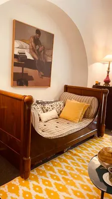 a bed in a room with a picture on the wall at Apartamento loft ingresso independente central zona san lorenzo in Rome