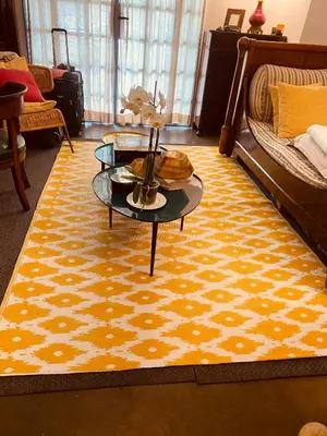 a living room with a table and a yellow rug at Apartamento loft ingresso independente central zona san lorenzo in Rome