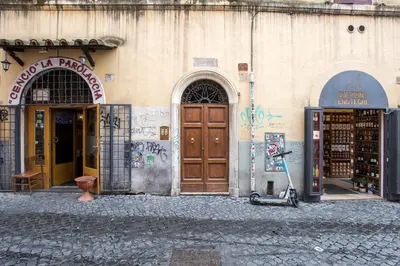 a scooter parked in front of a building at Cinque Loft in Rome