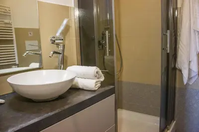 a bathroom with a bowl sink and a shower at Luminoso non lontano dalla stazione TERMINI in Rome