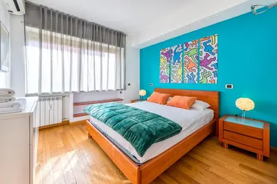 a bedroom with a bed and a blue wall at Trastevere, raffinato e silenzioso angolo in Rome