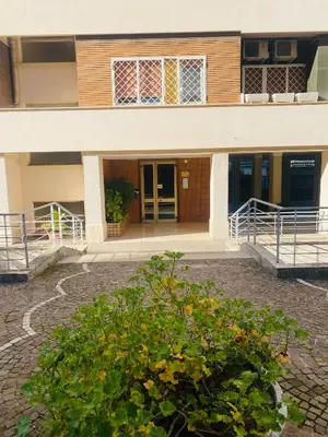 a building with a bush in front of it at Trastevere, raffinato e silenzioso angolo in Rome