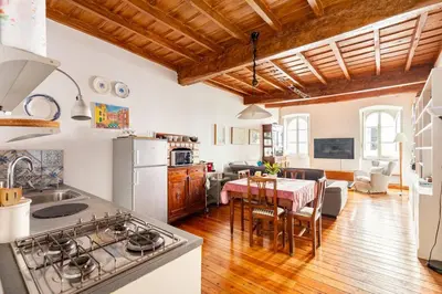 a kitchen and living room with a table and a stove at Delizioso appartamento a Trastevere in Rome